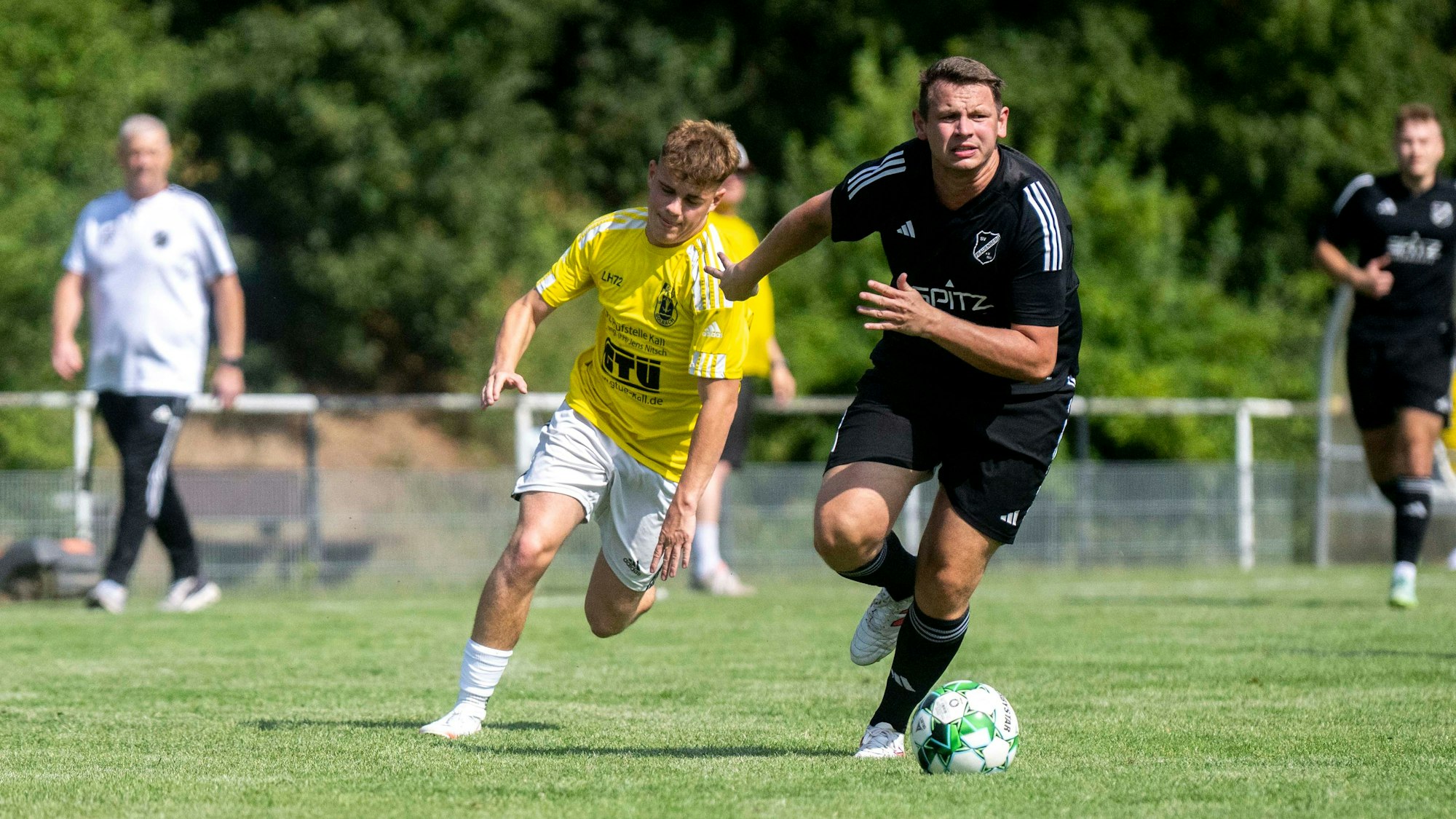 Golbachs Jan Malsbenden (l.) verfolgt Frauenbergs Pascal Schröder