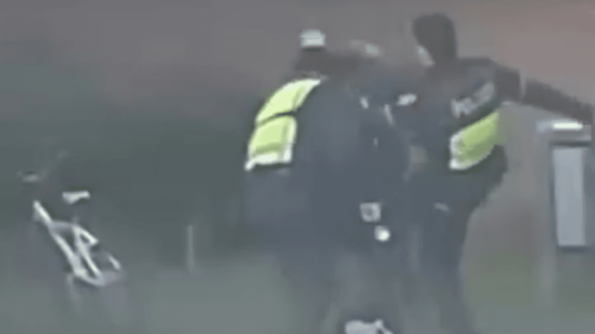 Das Bild zeigt Polizisten, die auf eine Person schlagen und treten.