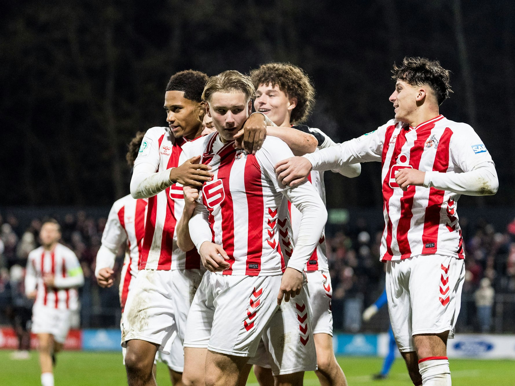 Fynn Schenten und seine Mitspieler jubeln über das 1:1.