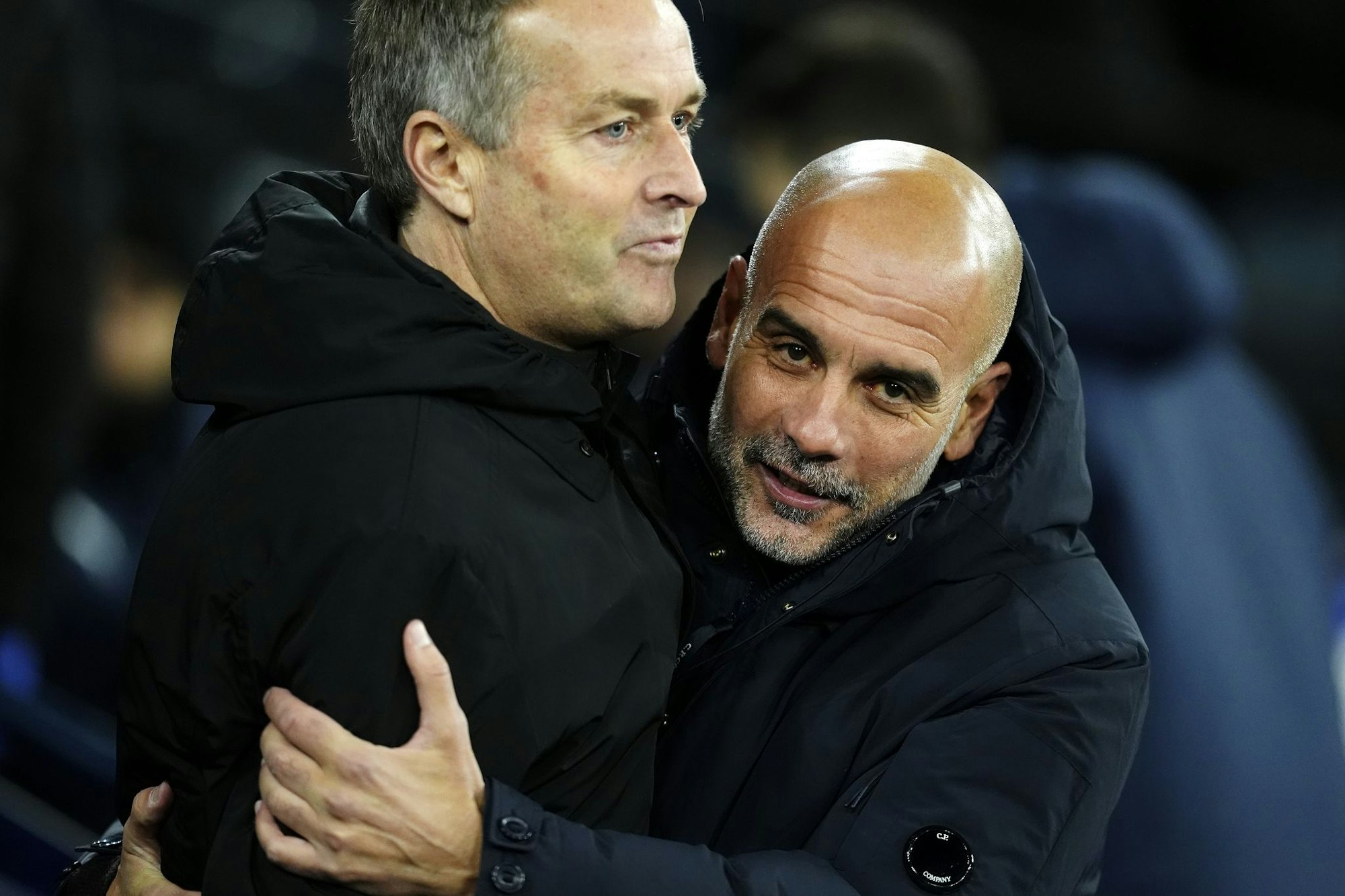 Manchester Citys Trainer Pep Guardiola (r) umarmt Bayer Leverkusens Cheftrainer Kasper Hjulmand vor dem Spiel.