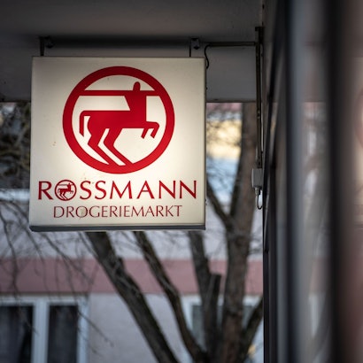Das Bild zeigt das Logo der Drogeriemarktkette Rossmann. Foto: Frank Rumpenhorst/dpa