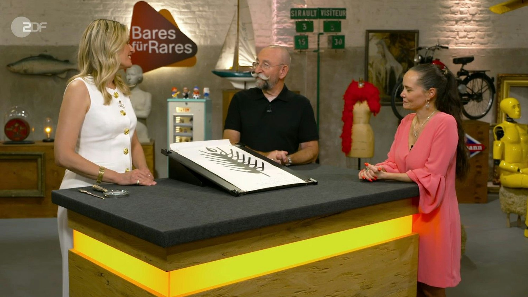 Eva-Marie Sievert (v.r.) mit Horst Lichter und Bianca Berding bei „Bares für Rares“.