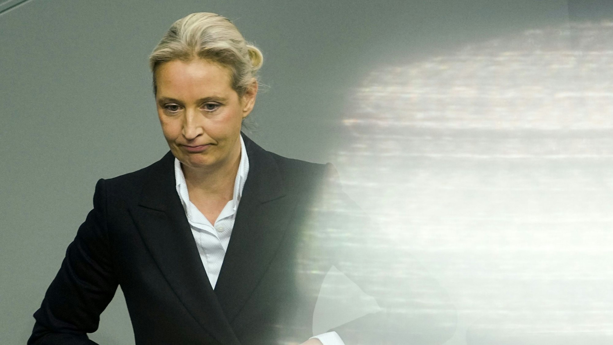Alice Weidel, Fraktions- und Bundesvorsitzende der AfD, verlässt das Rednerpult in der Generaldebatte im Bundestag.