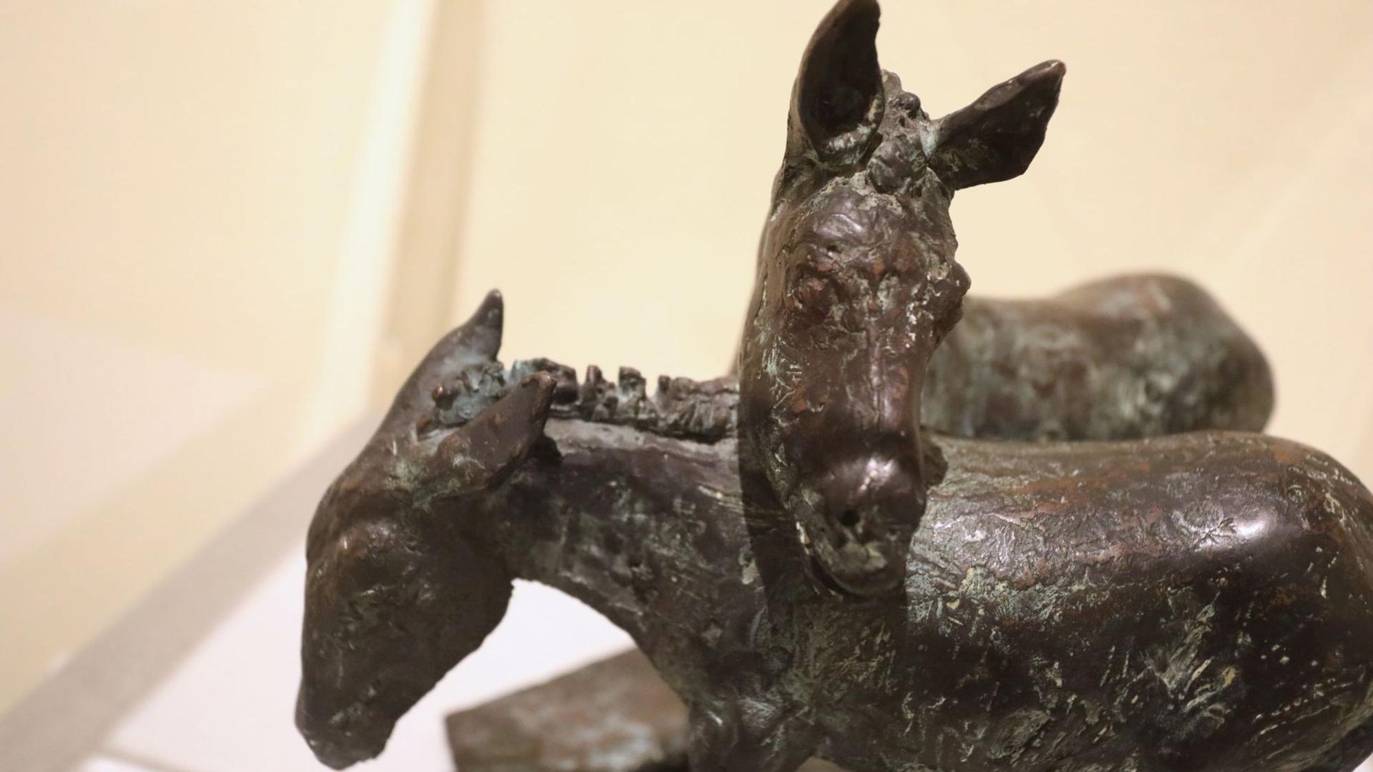 Zwei Eselfiguren aus Bronze.