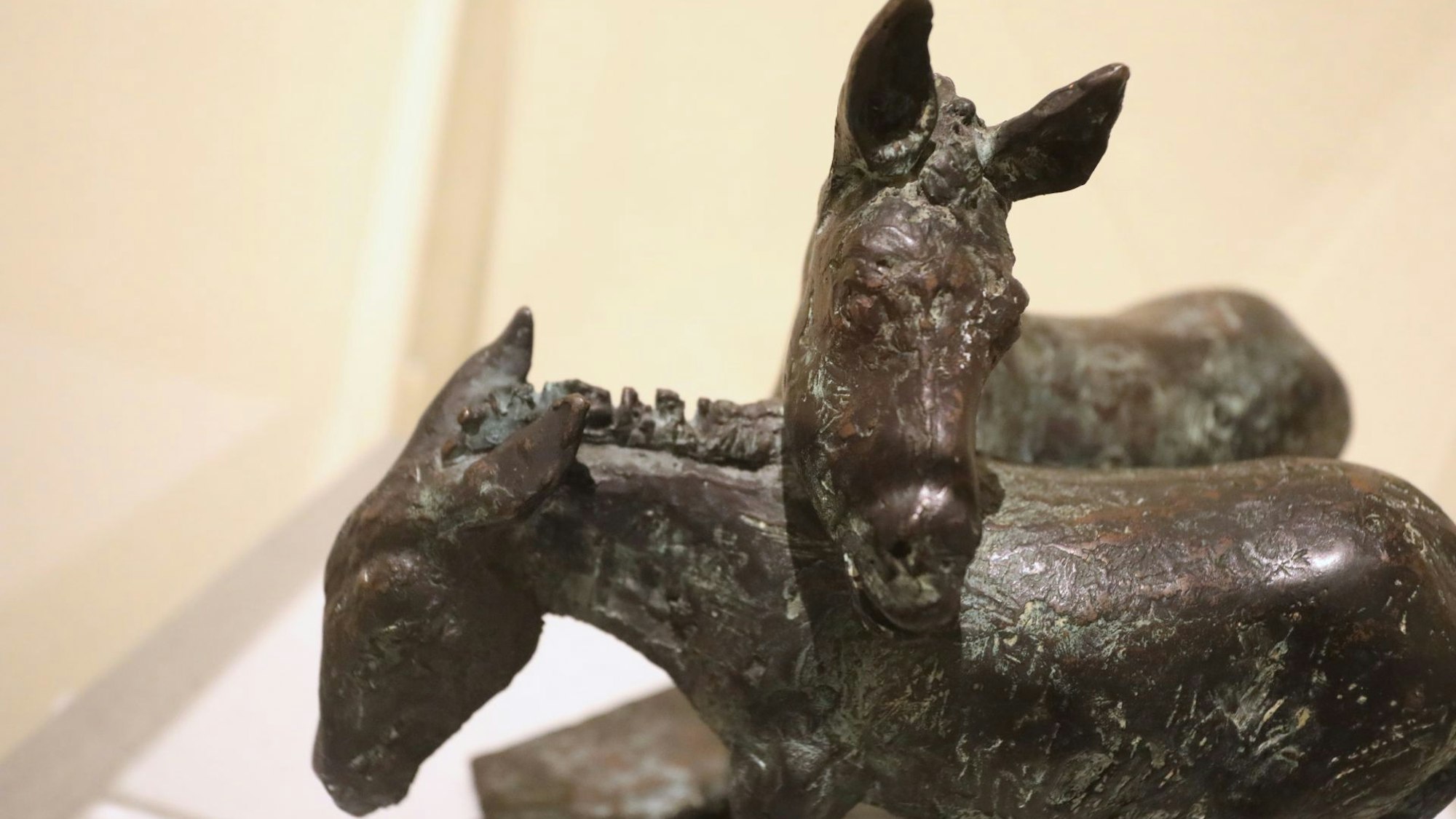 Zwei Eselfiguren aus Bronze.