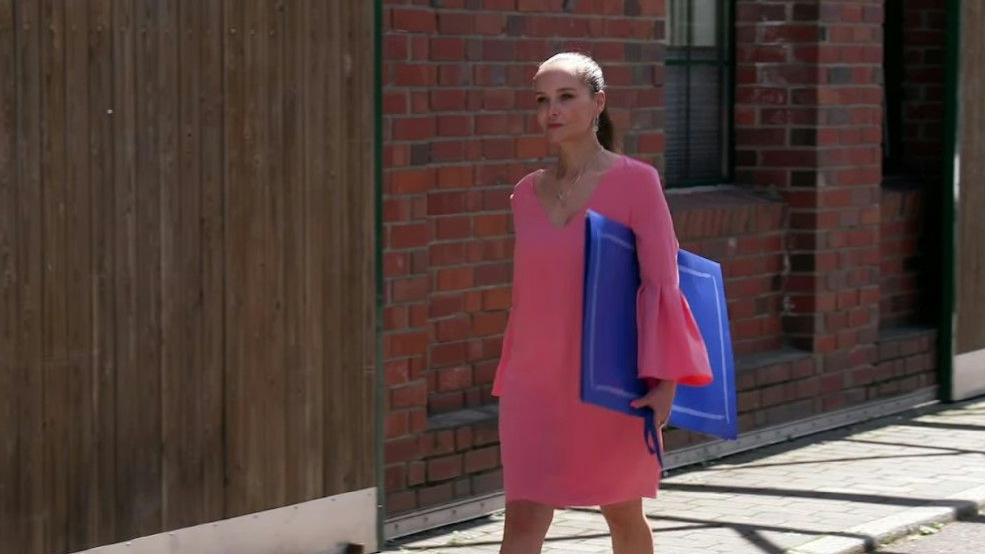 Die 42 Jahre alte Eva-Marie Sievert mit der Kunstmappe unterm Arm bei „Bares für Rares“.