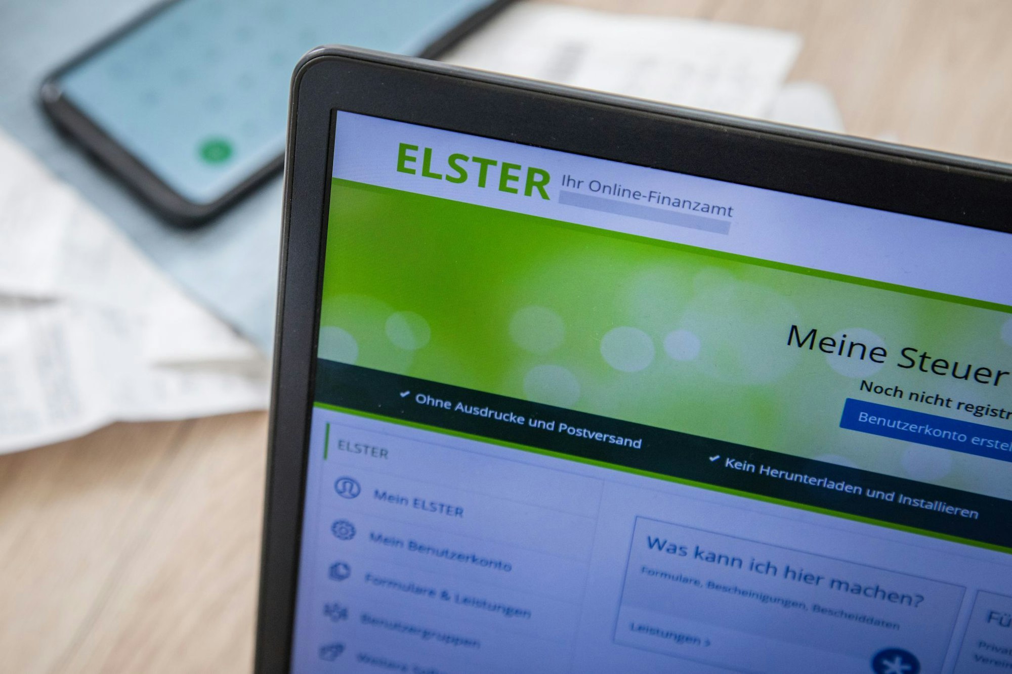 Papierkram nur noch auf Wunsch: Ab 2026 kommen Steuerbescheide standardmäßig digital.