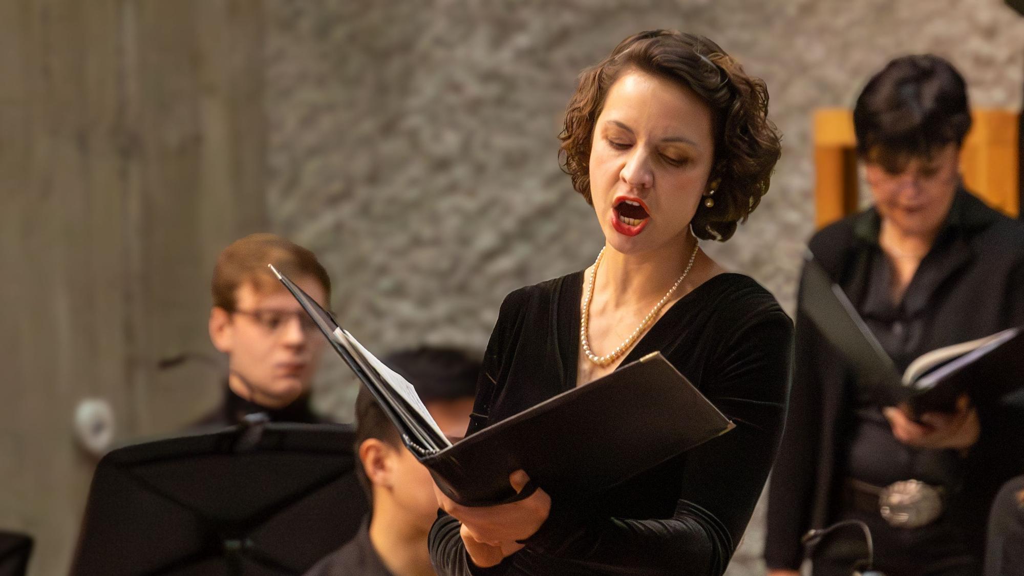 Solistin Merle Marie Bader beim Jahreskonzert der Lutherkantorei Wahnheide in der Martin-Luther-Kirche.