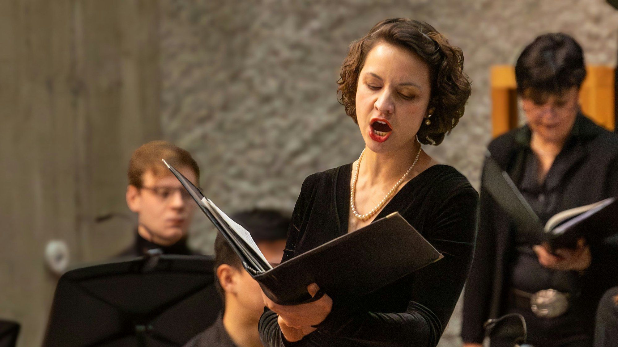 Solistin Merle Marie Bader beim Jahreskonzert der Lutherkantorei Wahnheide in der Martin-Luther-Kirche.