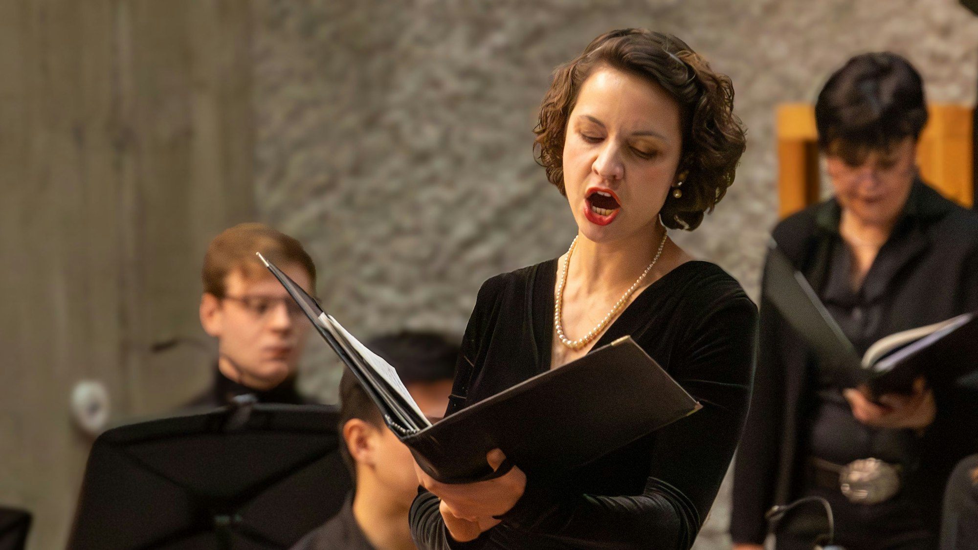 Solistin Merle Marie Bader beim Jahreskonzert der Lutherkantorei Wahnheide in der Martin-Luther-Kirche.