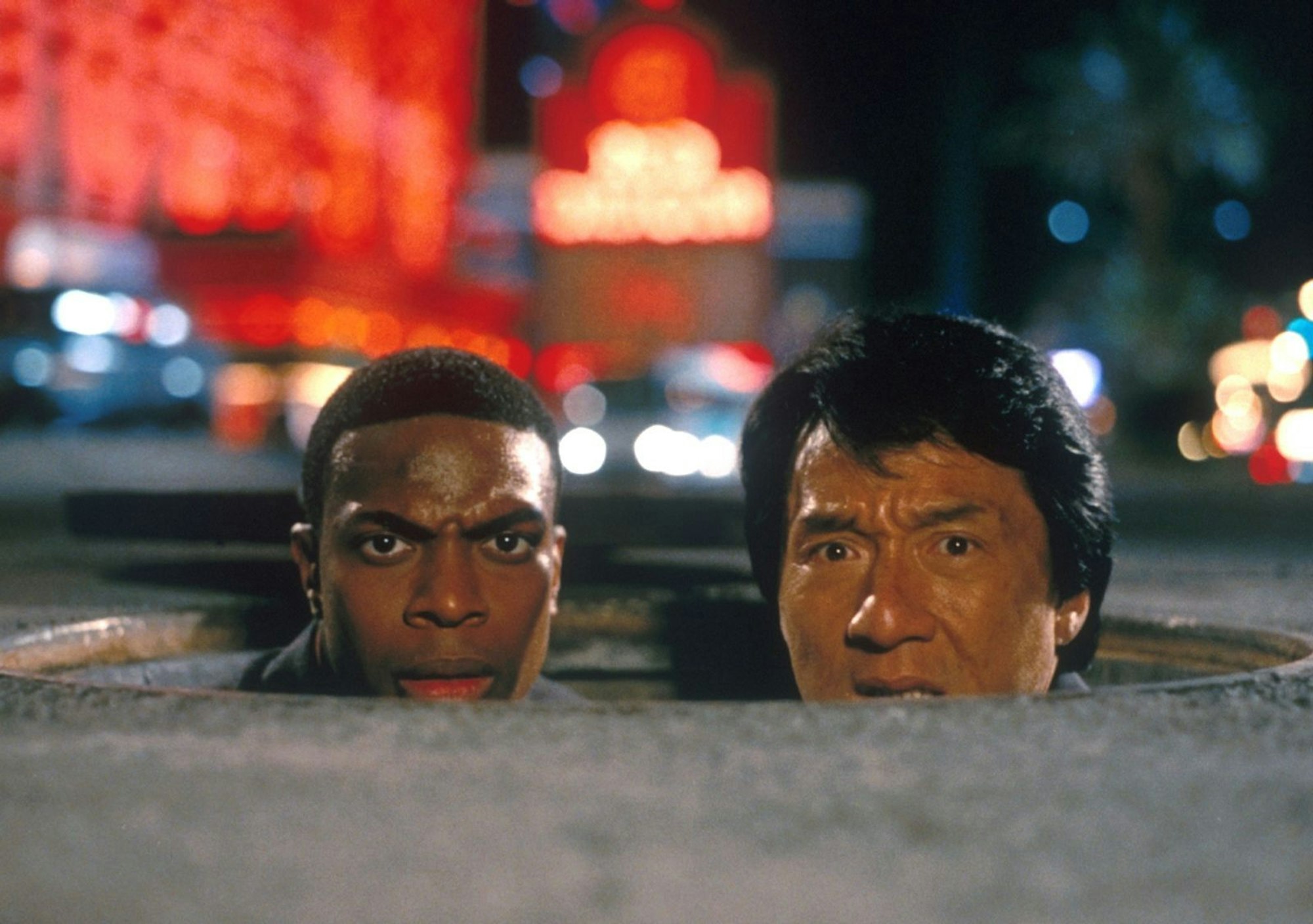 Chris Tucker (links) und Jackie Chan spielen in „Rush Hour“ und den bisherigen zwei Fortsetzungen zwei ungleiche Polizisten. (Bild: vox /Warner Bros. Ent ./ KG)