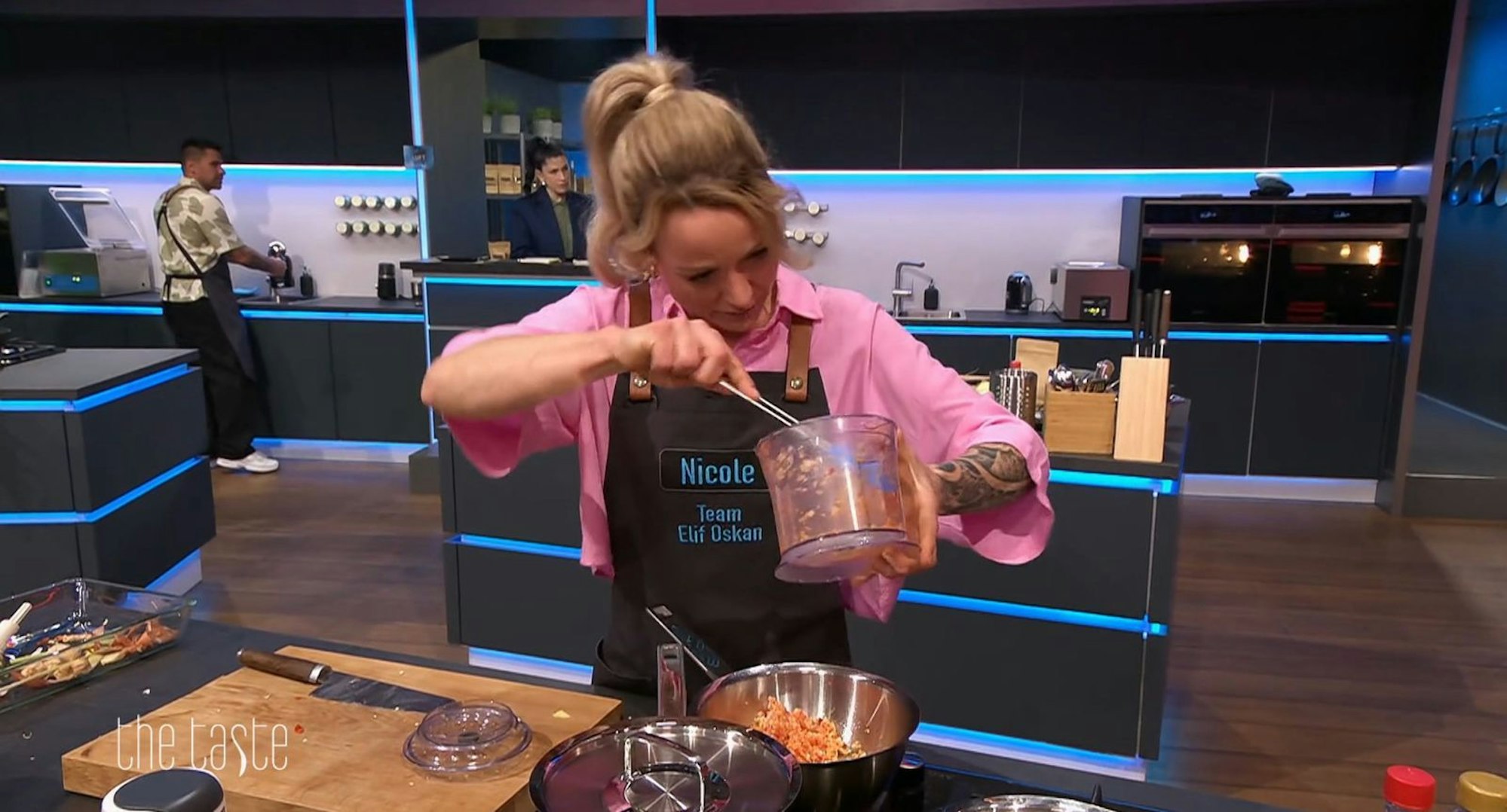 So richtig rund läuft's nicht für Nicole: Sie landet im Entscheidungskochen. (Bild: Joyn/Screenshot)