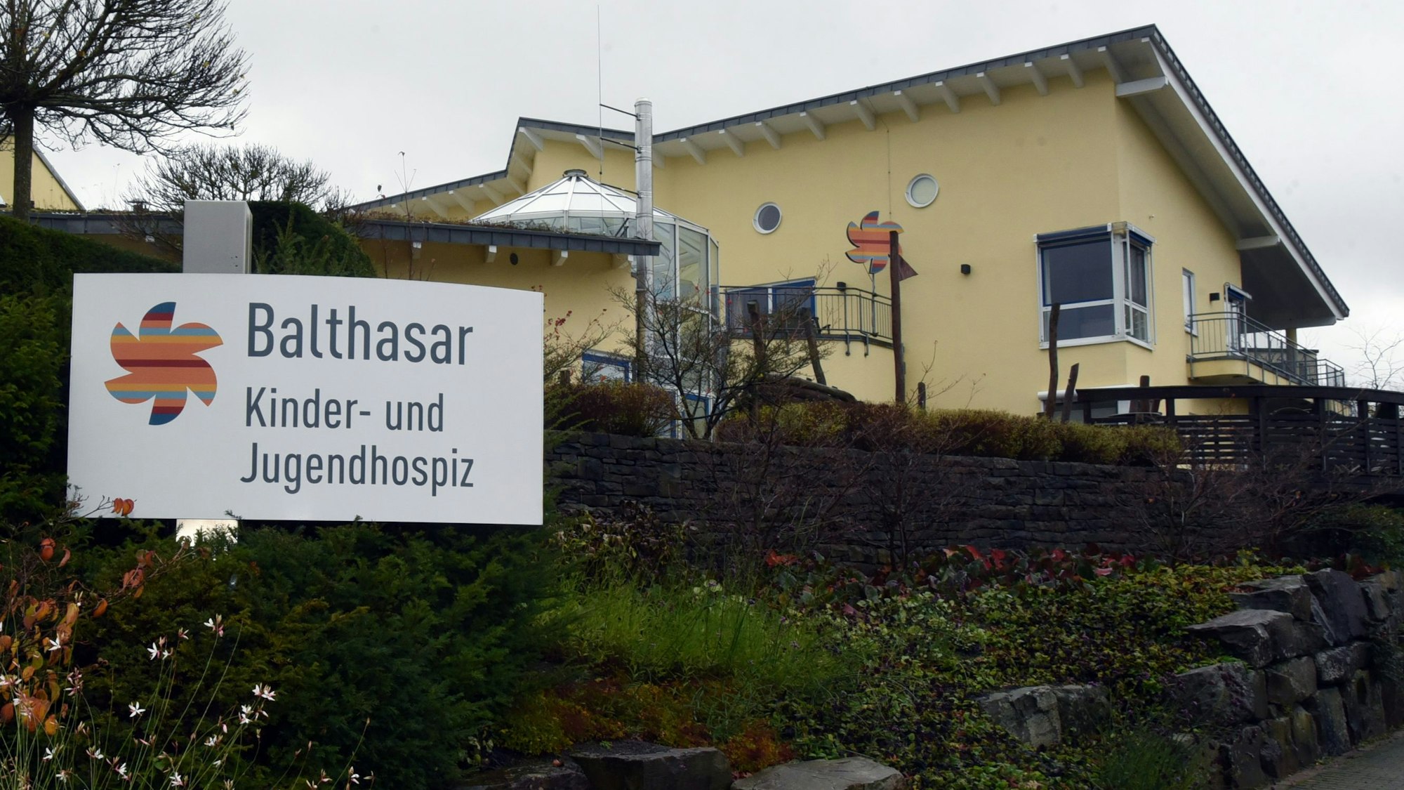 Das Kinder- und Jugendhospiz Balthasar steht mitten in der Stadt Olpe und dort an der Maria-Theresia-Straße 30a.