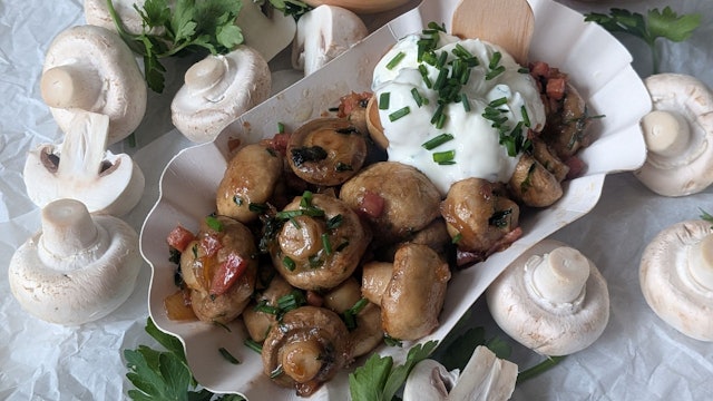 Ob mit oder ohne Speckwürfelchen: Beim Anblick des Schälchens mit den Champignons fühlt man sich wie auf dem Weihnachtsmarkt.