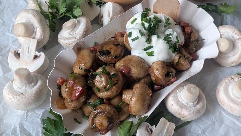 Ob mit oder ohne Speckwürfelchen: Beim Anblick des Schälchens mit den Champignons fühlt man sich wie auf dem Weihnachtsmarkt.
