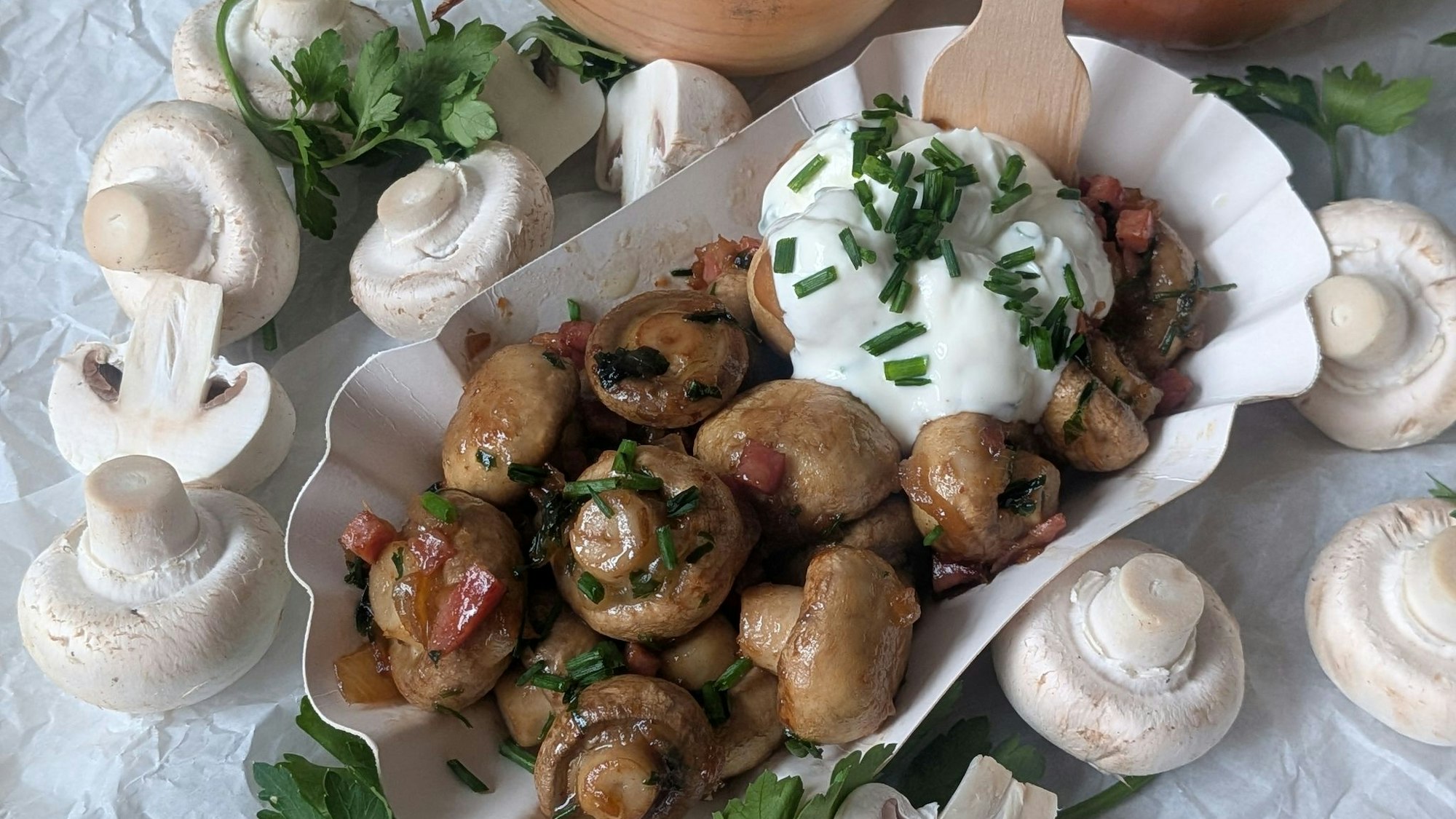 Ob mit oder ohne Speckwürfelchen: Beim Anblick des Schälchens mit den Champignons fühlt man sich wie auf dem Weihnachtsmarkt.