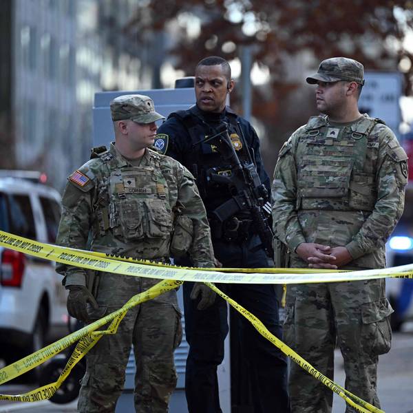 Zwei Nationalgardisten und ein Beamter des Department of Homeland Security sichern in Washington nach einer Schießerei eine Straße.