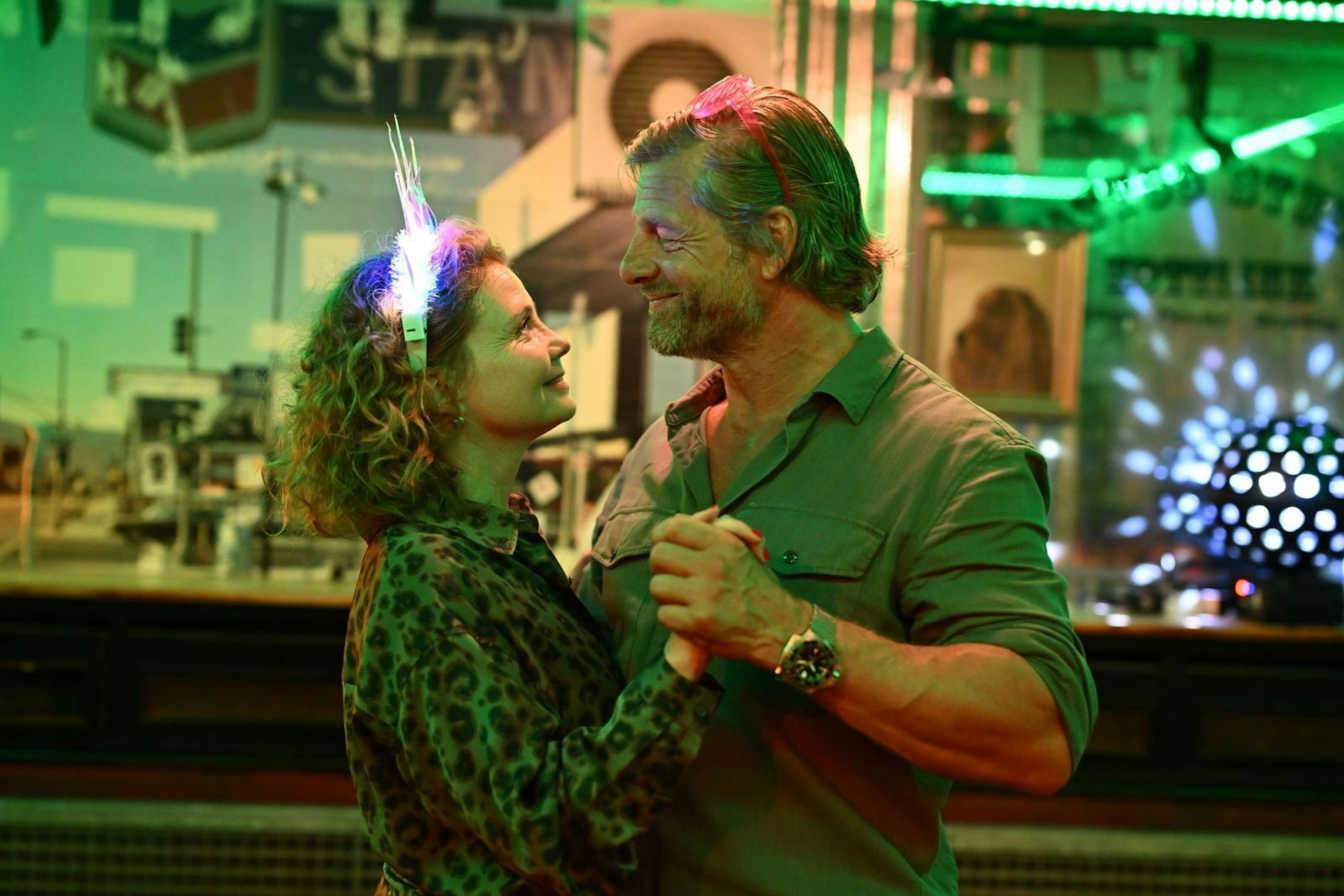 Annette Frier und Henning Baum - als sie selbst - kommen sich in der Komödieserie „Frier und Fünzig“ näher. (Bild: Joyn/Willi Weber)