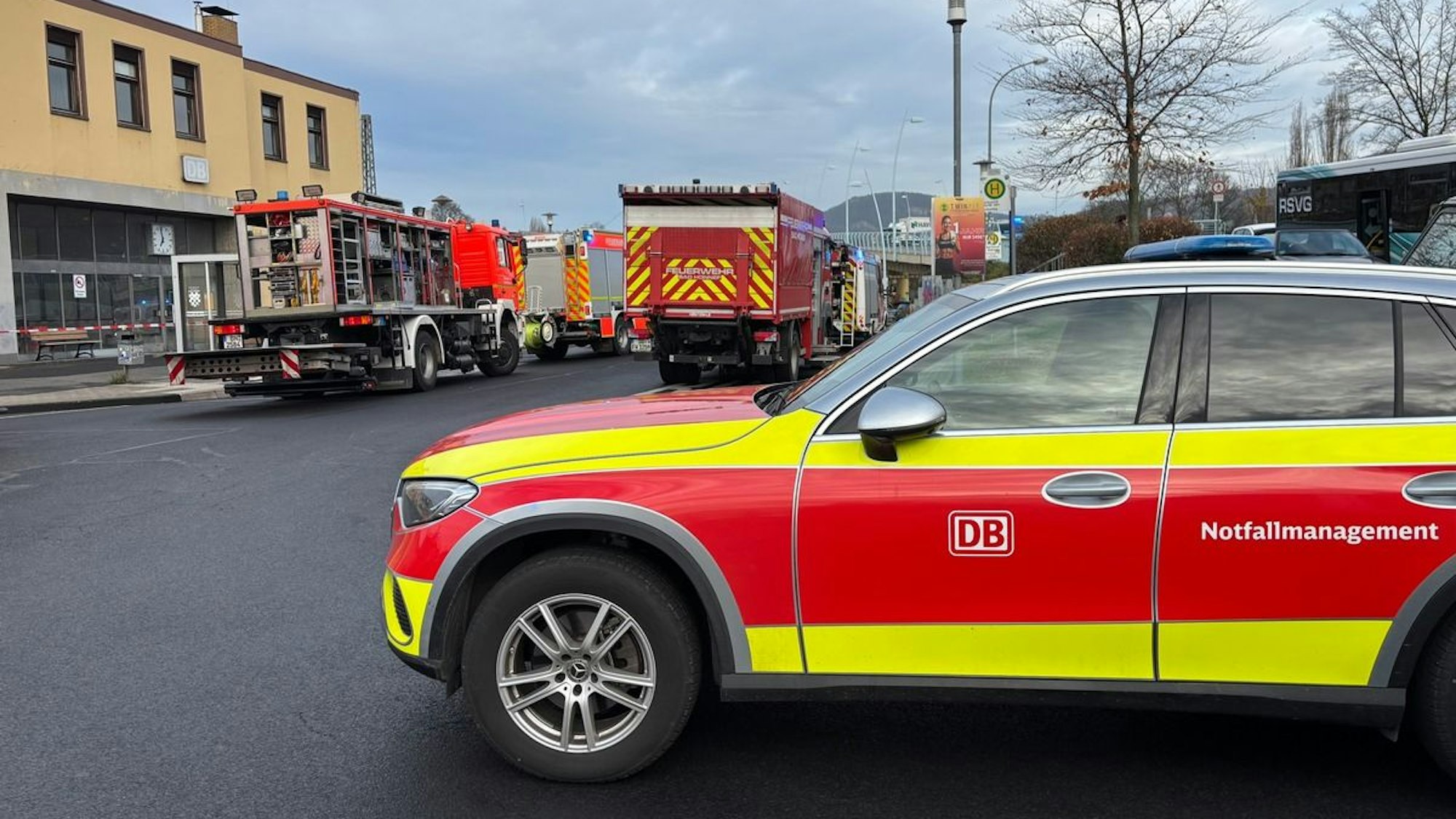 Feuerwehreinsatz am Bahnhof Bad Honnef: Person unter Zug gerettet.