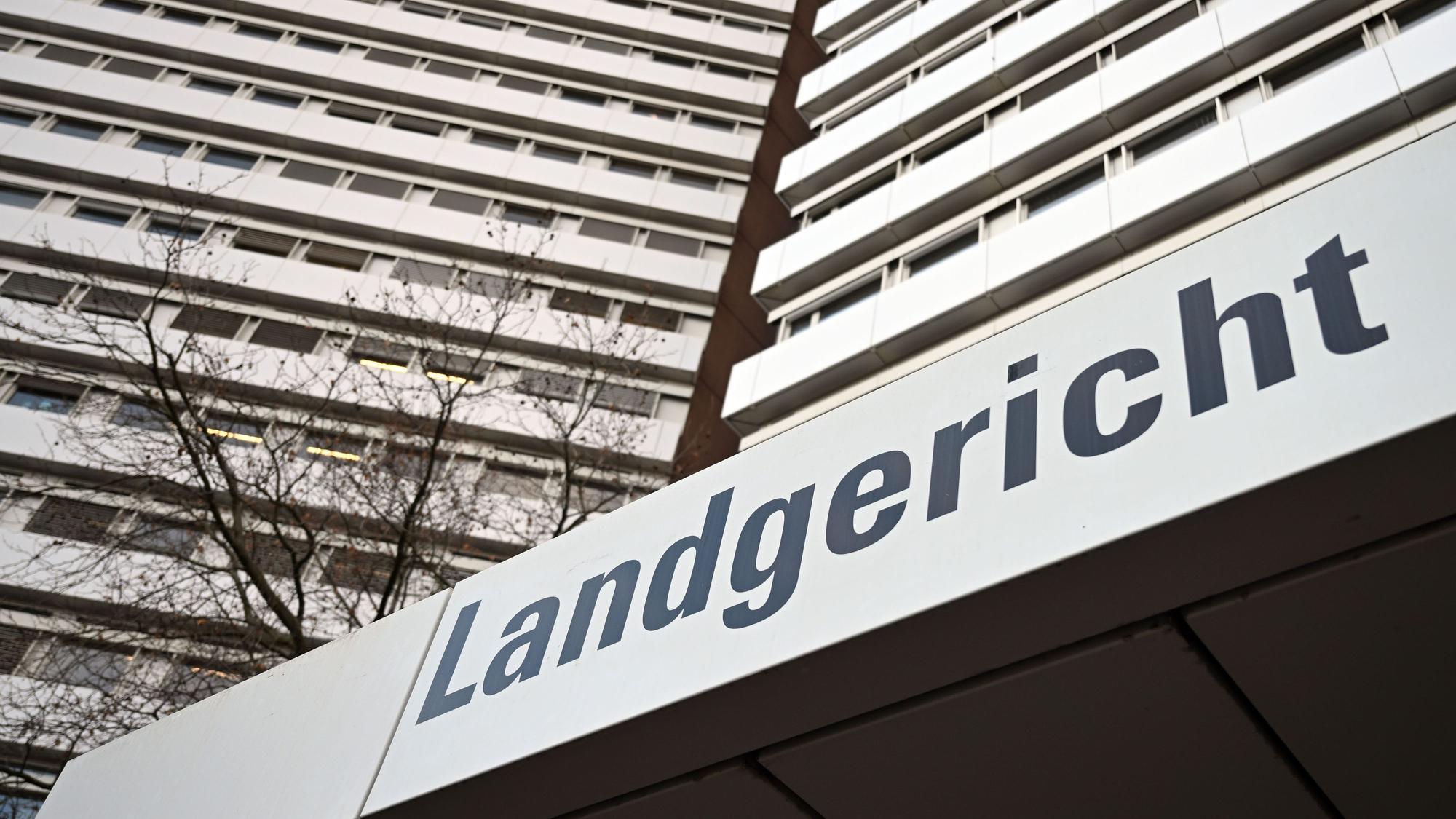 Ein Schild weist auf das Landgericht Köln hin.