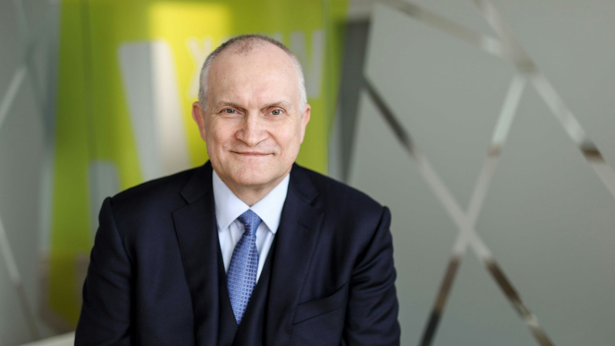 Prof. Christoph Schmidt ist im Porträt zu sehen.