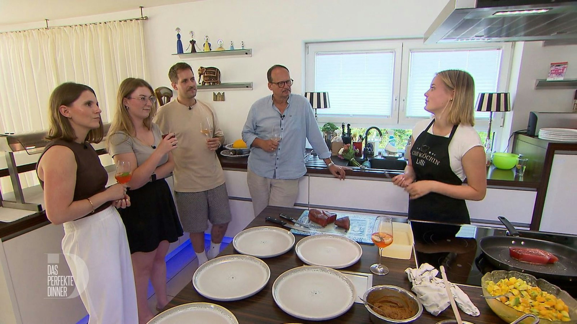 Clara, Magdalena, Tobi und Armin (von links) schauen Lilli beim Angaren des Thunfischs zu.
(Bild: RTL)