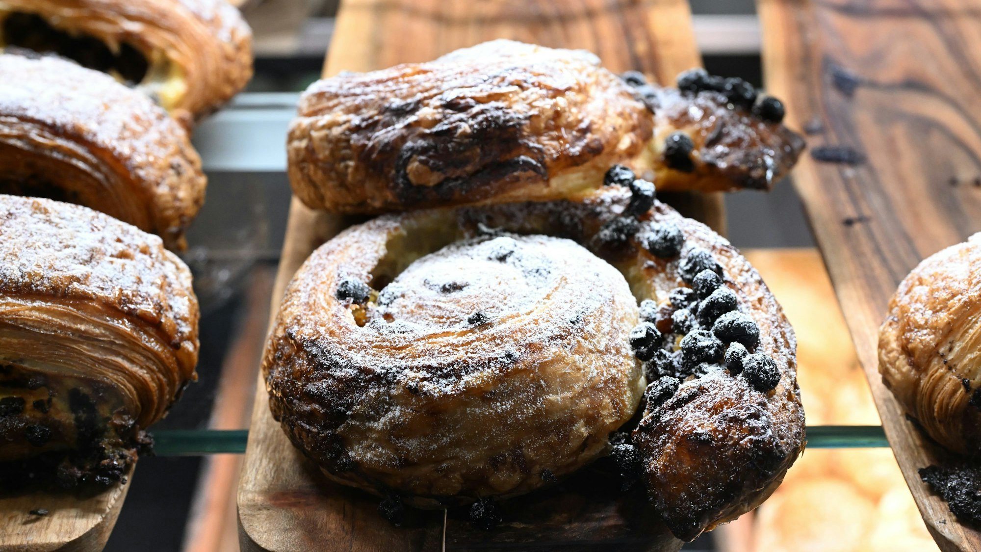 Croissants und Pain au Chocolat liegen nebeneinander.