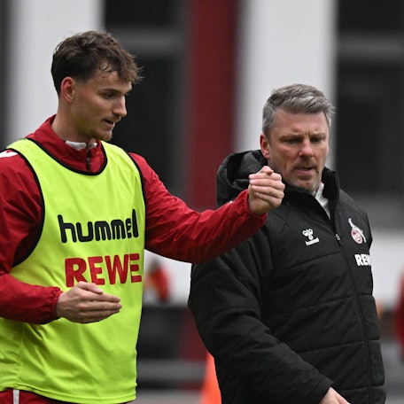 Rav van den Berg (l.) hat in den vergangenen Trainingstagen versucht, FC-Trainer Lukas Kwasniok von sich zu überzeugen.
