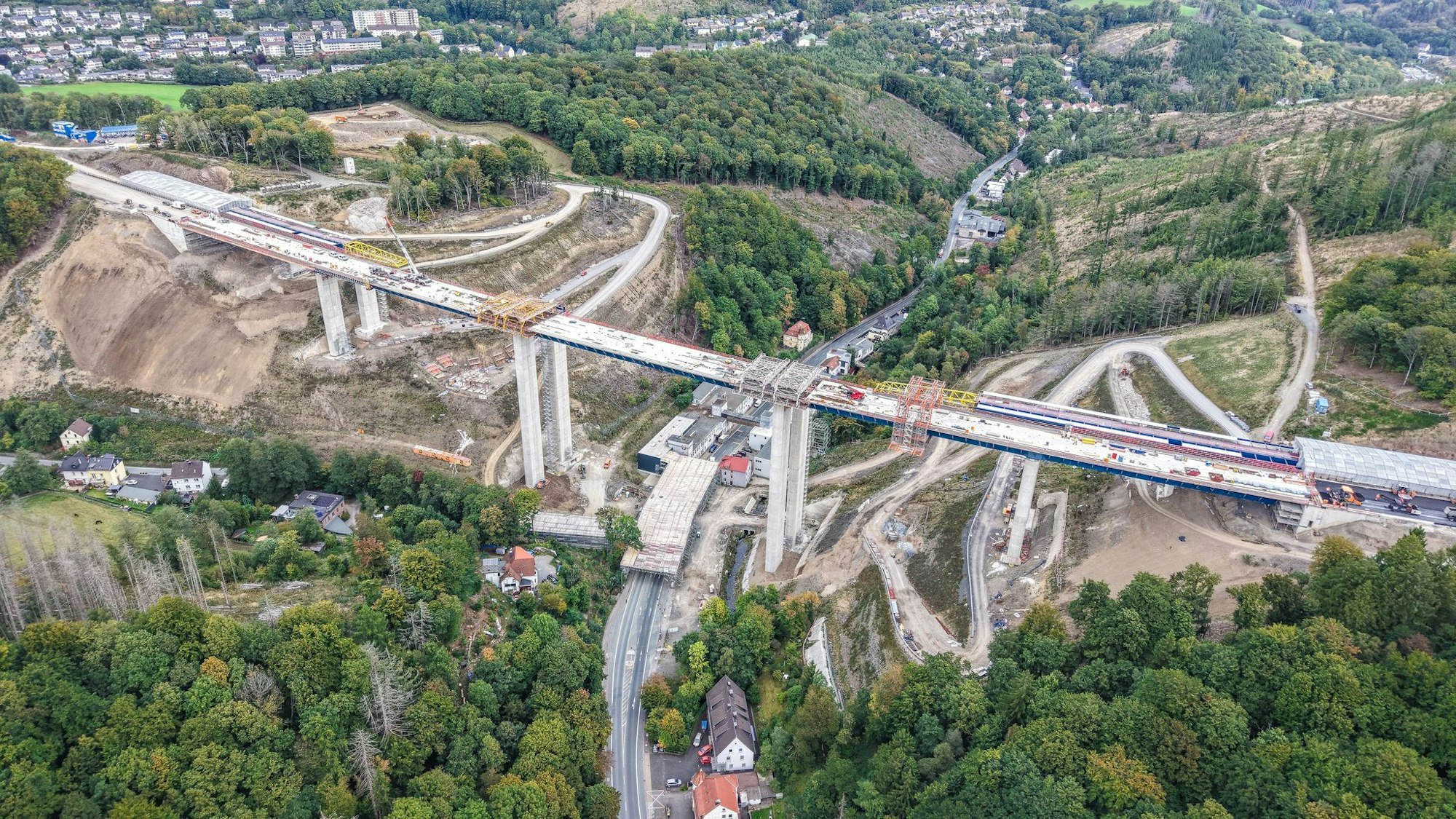 Schon im September 2025 gingen die Arbeiten an der Rahmede-Talbrücke gut voran. (Archivbild)