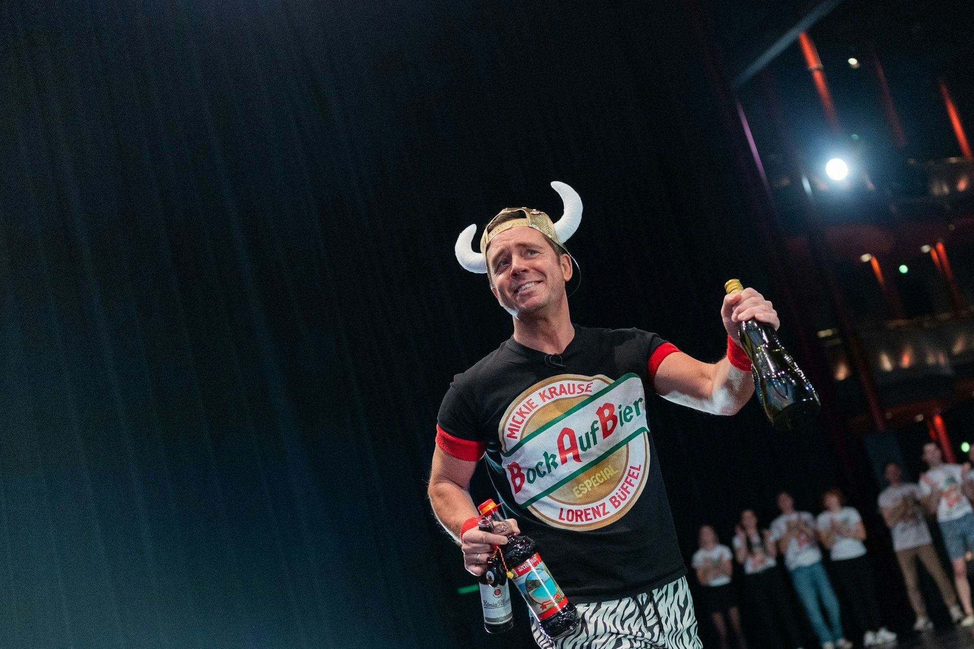 Markenbotschafter Lorenz Büffel brachte zur Pressekonferenz gleich mal etwas zu trinken mit.