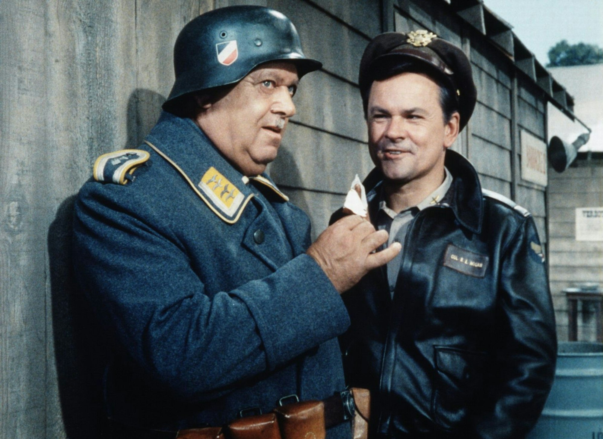Der gewaltsame Tod des „Ein Käfig voller Helden“-Stars Bob Crane (rechts) sorgte im Sommer 1978 für Aufsehen. (Bild: Paramount Pictures)