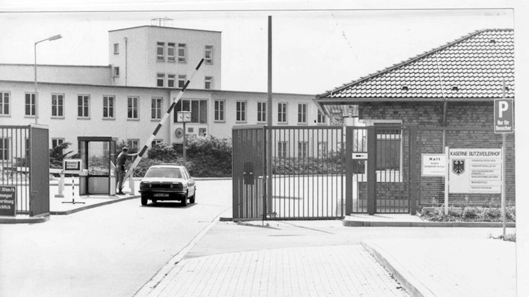 Die damalige Einfahrt zur Kaserne Butzweilerhof in Ossendorf.