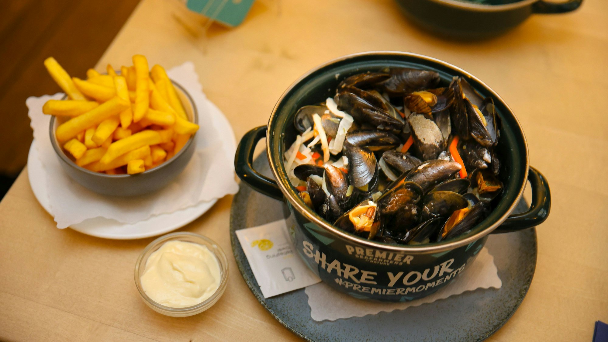 Muscheln Belgische Art mit einem Schälchen Pommes