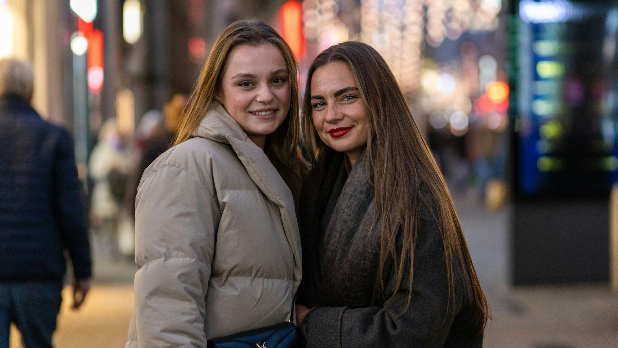 Zwei junge Frauen lächeln in die Kamera