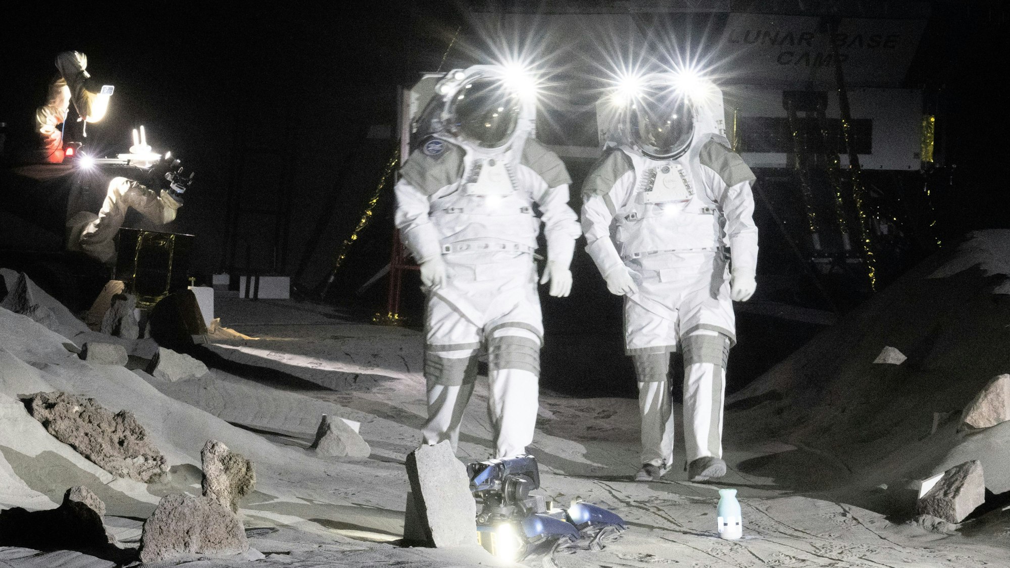 Zwei Astronauten simulieren eine Trainingseinheit in der neuen Luna-Halle im Rahmen der Eröffnungsfeierlichkeiten im Europäischen Astronautenzentrum (EAC) der ESA.