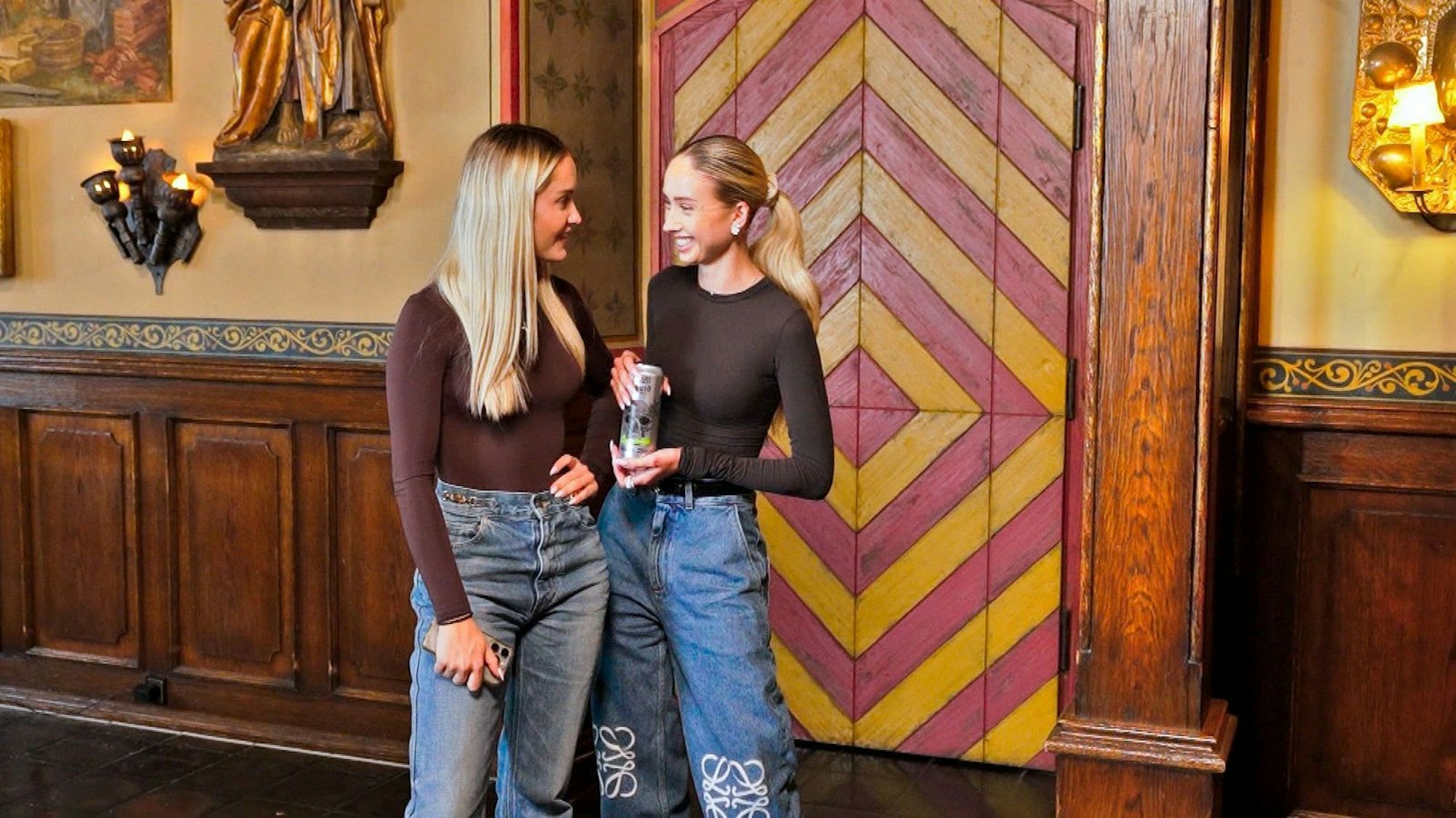 In der neuen RTLZWEI-Serie „Die Geissens: Traumjob Prinzessin“ wollen auch Shania und Davina Geiss ihr Glück versuchen. (Bild: RTLZWEI)