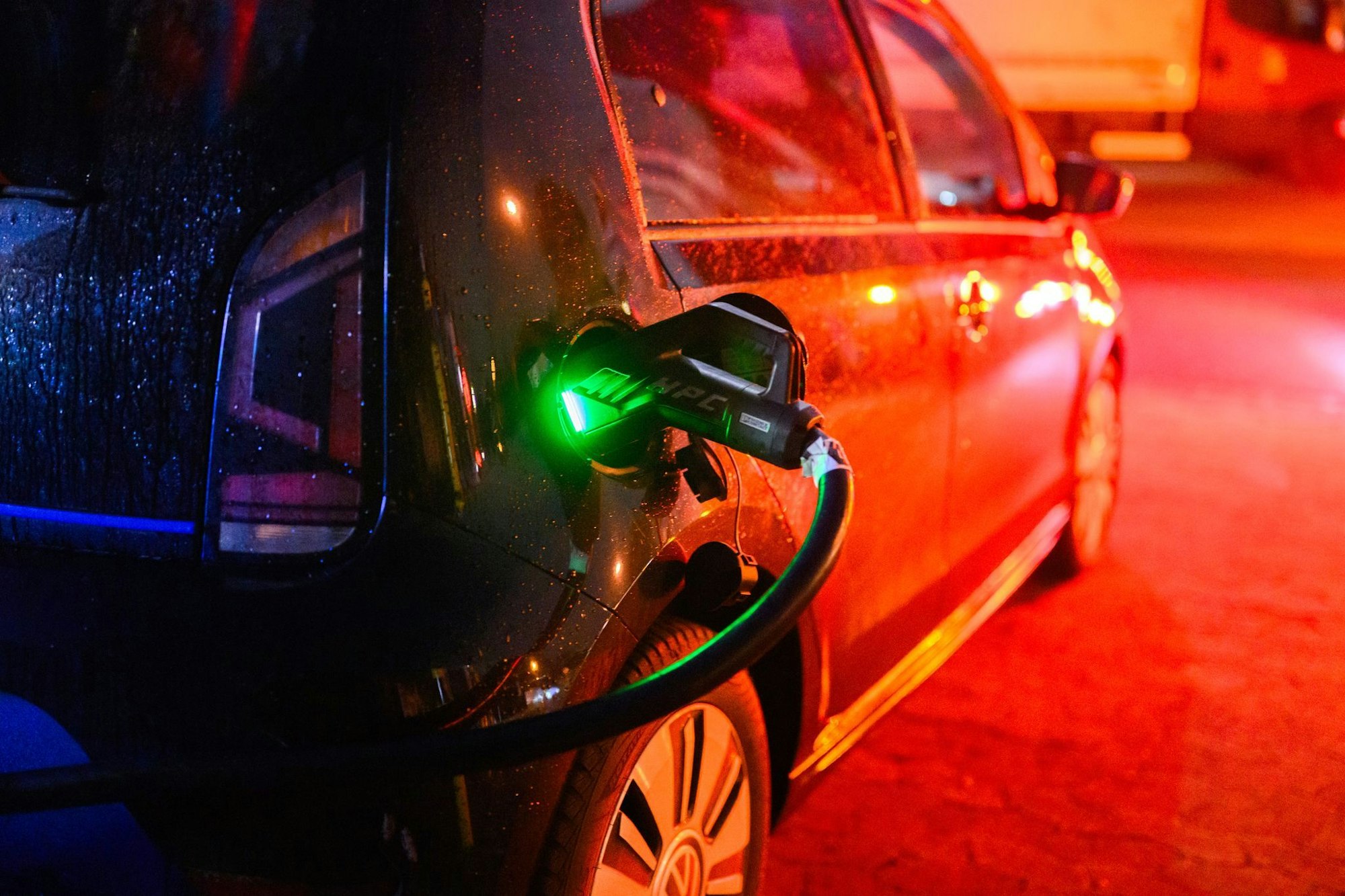 Nach der Streichung der Elektroauto-Kaufprämie Ende 2023 brachen die Verkaufszahlen von Elektrofahrzeugen an private Autofahrer ein; diese Phase ist laut HUK Coburg beendet. (Symbolbild)