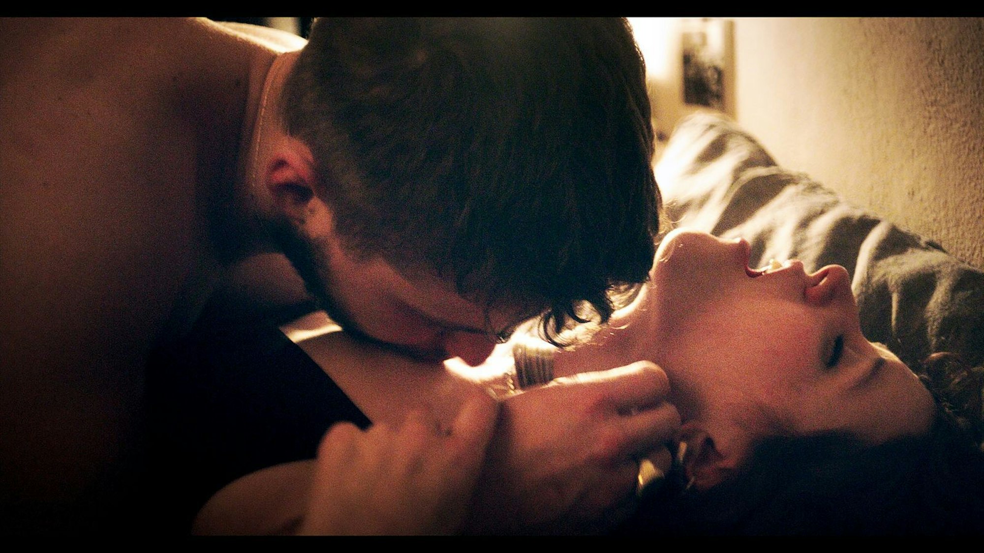 In einer der besten Episoden, „Weil ich ein Kind der Sonne bin“, spielt Katharina Stark (“Deutsches Haus“) eine Studentin, die ein Date hat und sich dabei durch und durch unsicher fühlt. Ihr „Kopfkino“ dreht geradezu durch. (Bild: ZDF / Rebecca Meining)