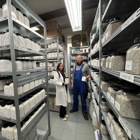 Auf dem Bild sind viele Produktproben sowie eine Frau und ein Mann im Musterlager der Quarzwerke zu sehen.