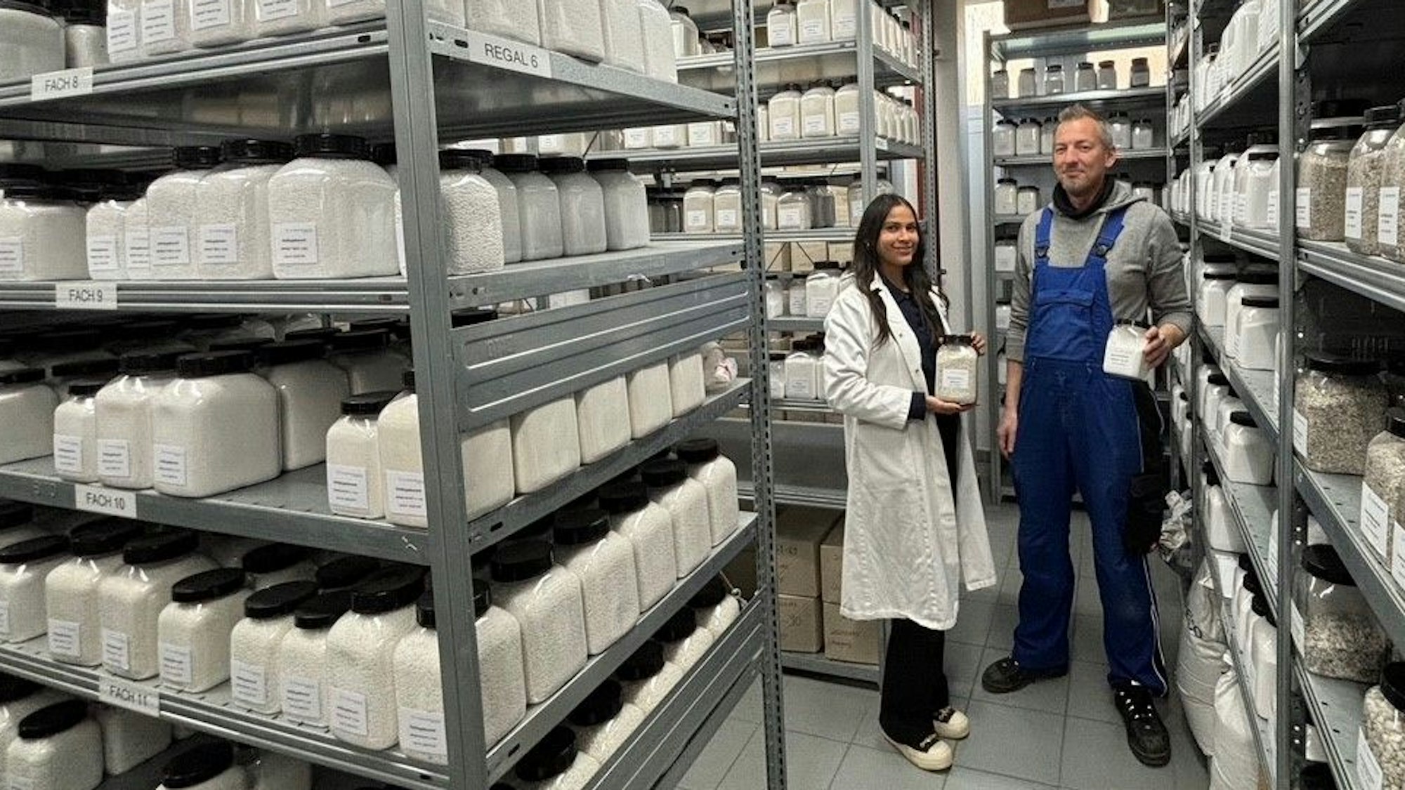 Auf dem Bild sind viele Produktproben sowie eine Frau und ein Mann im Musterlager der Quarzwerke zu sehen.