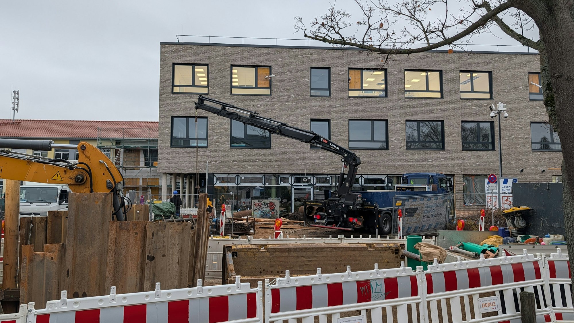Das Foto zeigt eine Außenaufnahme des Neubaus an der Friedrich-Ebert-Realschule.