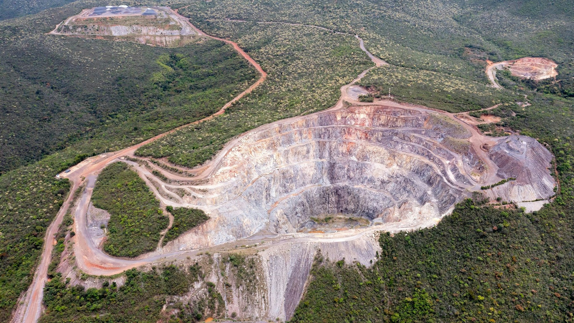 Tagebau von Brazil Iron in unmittelbarer Nachbarschaft einer von Bischof Vicente Ferreira, dem Adveniats-Aktionsgast 2025, betreuten Gemeinde in der brasilianischen Diözese Livramento