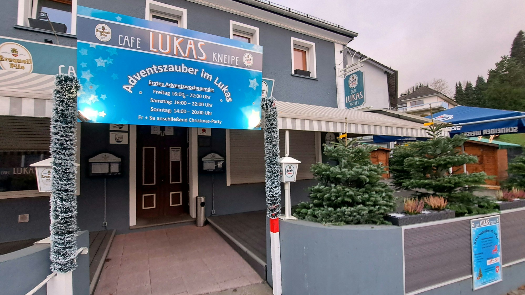 Ein Schild mit der Aufschrift „Adventszauber im Lukas“ steht vor dem Café Lukas in Overath.