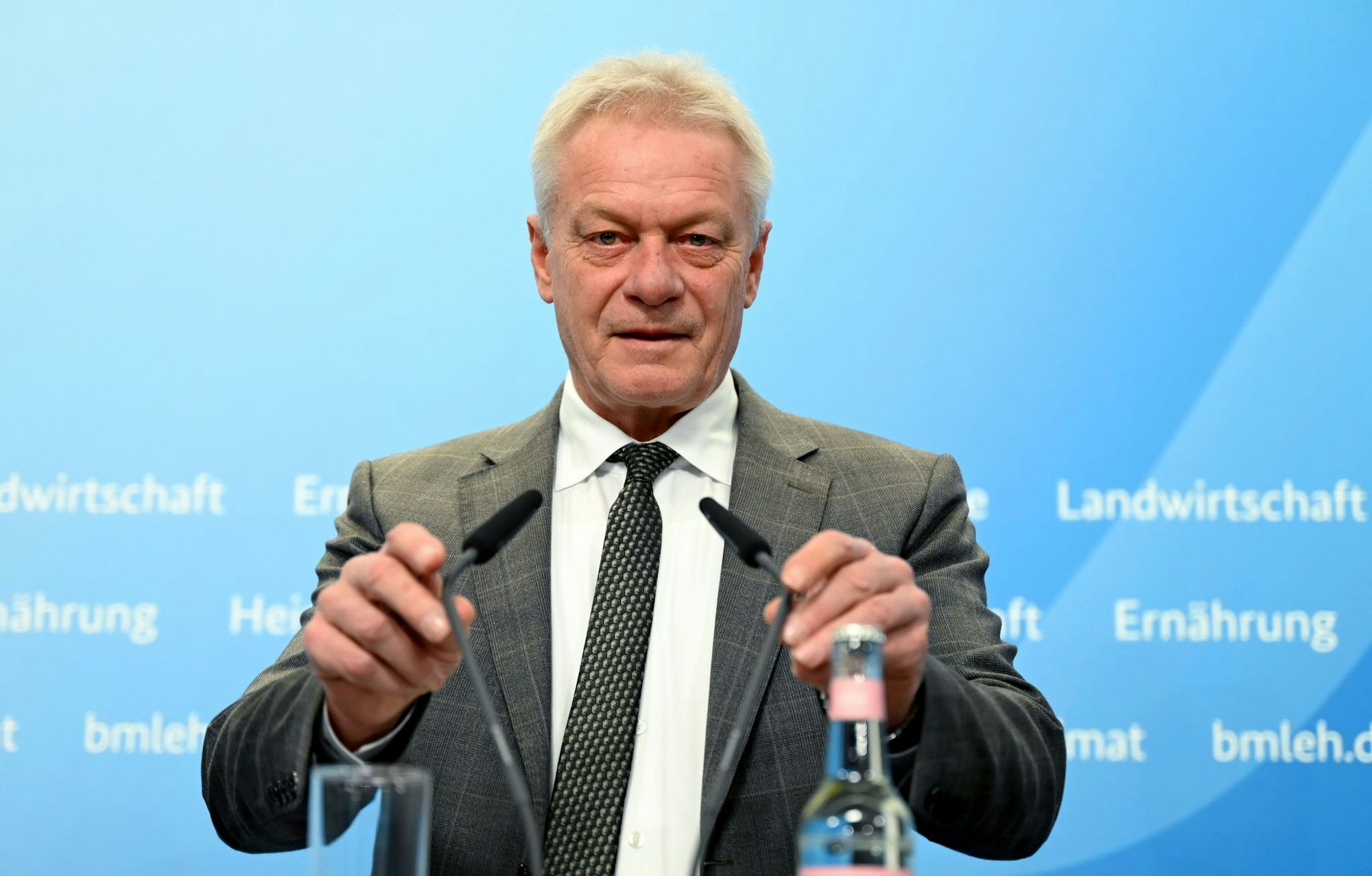 Bundesminister Alois Rainer stellt den «Ernährungsreports 2025» vor.