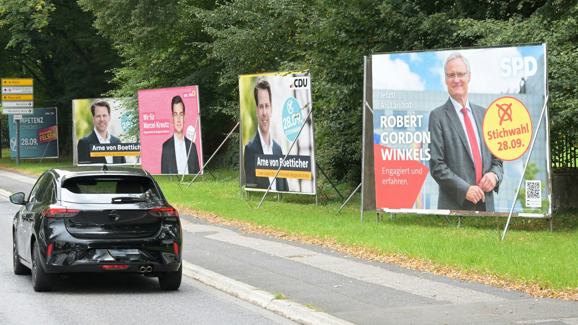 Wahlplakate stehen an der Overather Straße in Bensberg.