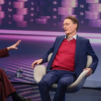 Beim Thema Rentensystem widerspricht Monika Schnitzer Lauterbach: „Das macht einfach keinen Sinn!“ (Bild: WDR/Oliver Ziebe)