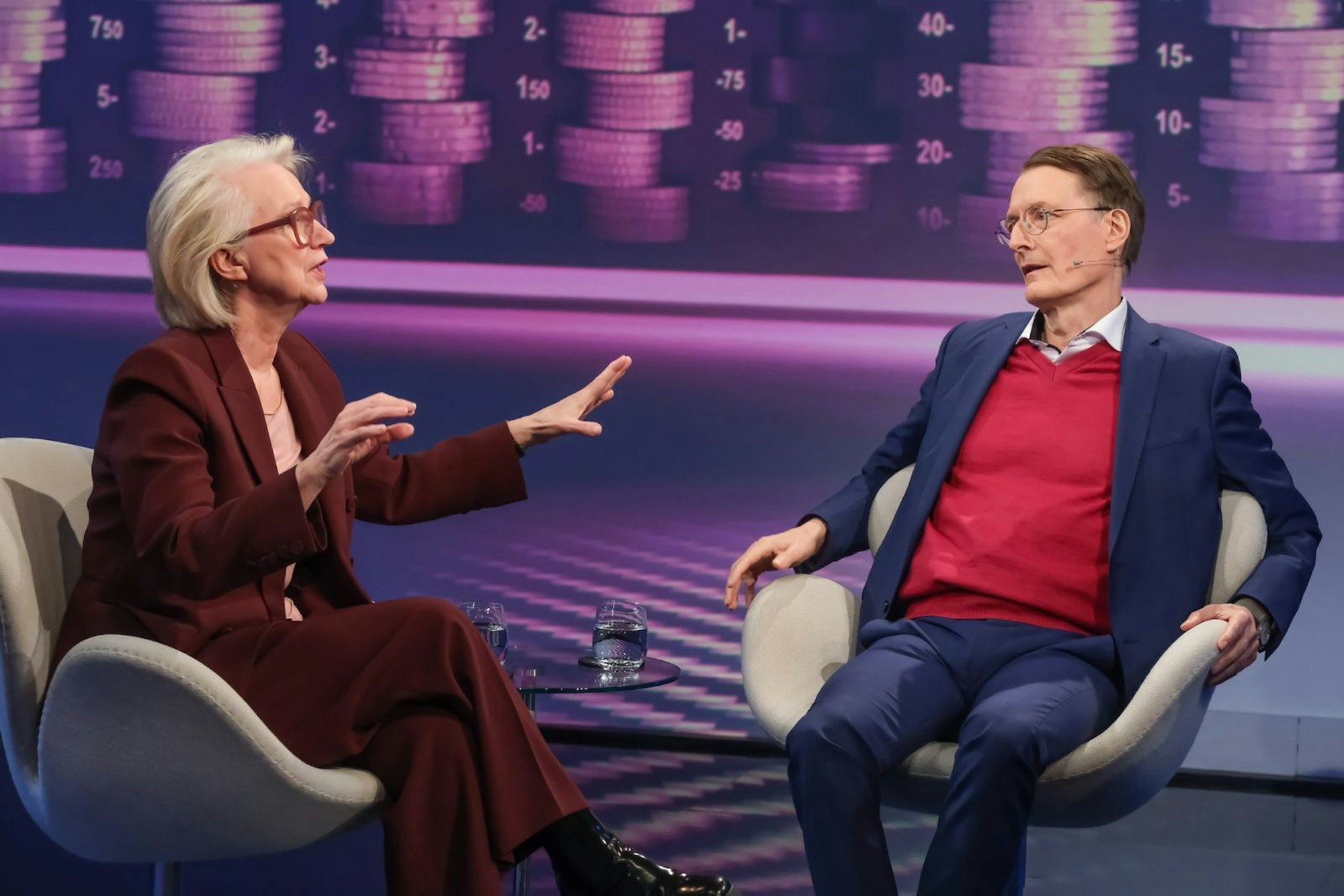 Beim Thema Rentensystem widerspricht Monika Schnitzer Lauterbach: „Das macht einfach keinen Sinn!“ (Bild: WDR/Oliver Ziebe)