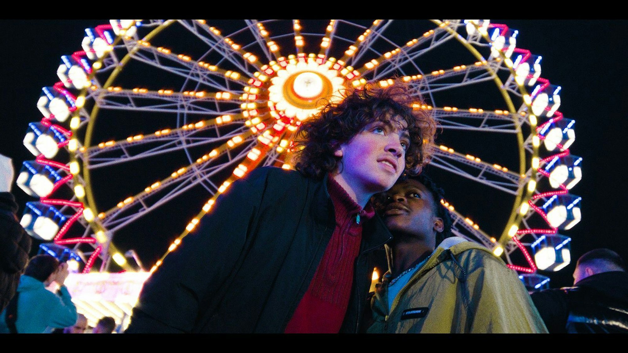 Die finale Episode „I Am The Greatest“ erzählt vom jugendlichen Lenny (Carlo Schmitt, links), der sich in eine Liebe zu Popstar Mo (Thapelo Mashiane) hineinträumt. (Bild: ZDF / Rebecca Meining)