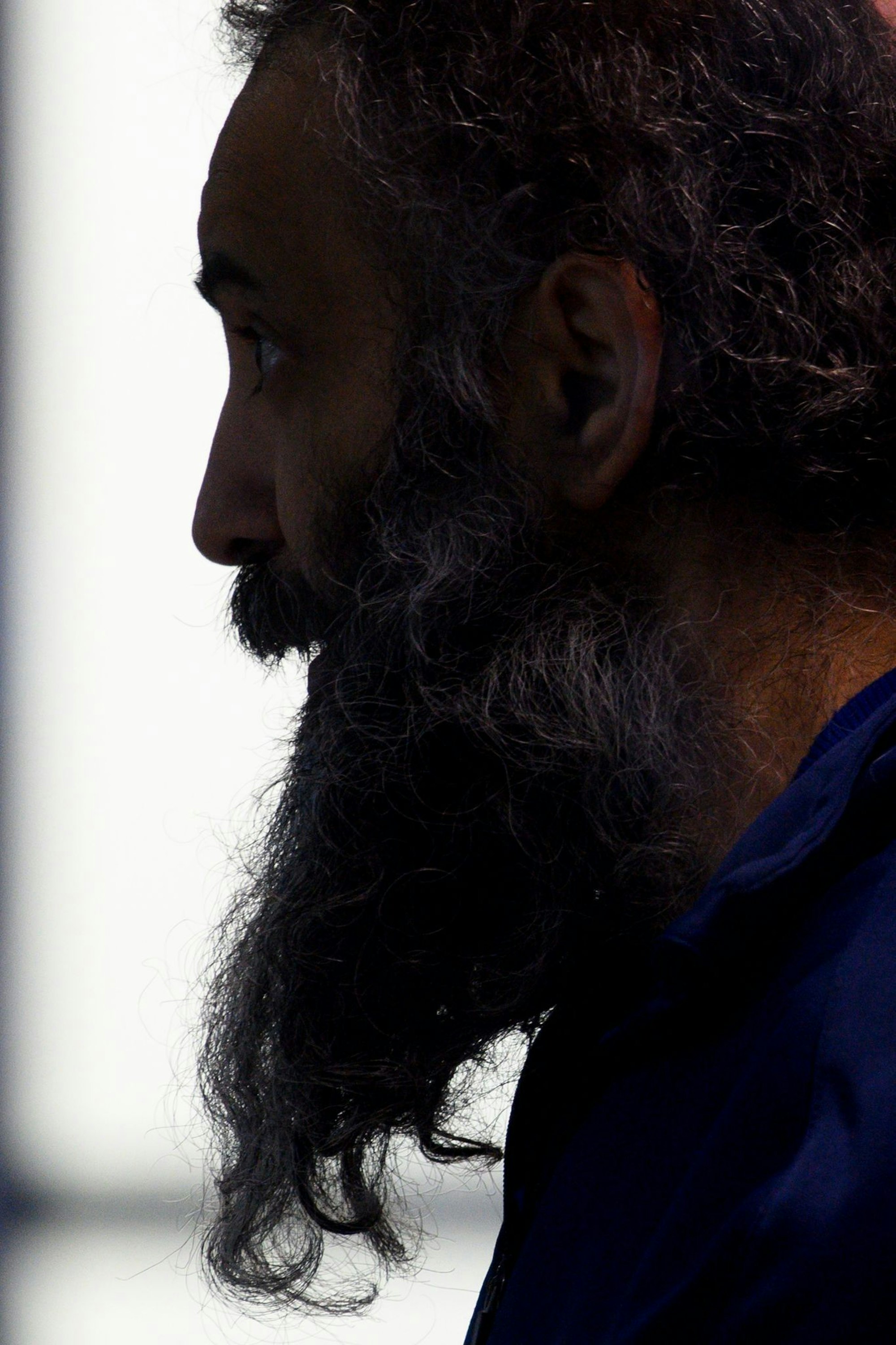 Taleb al-Abdulmohsen sitzt in dem Gerichtssaal in einem Glaskasten.