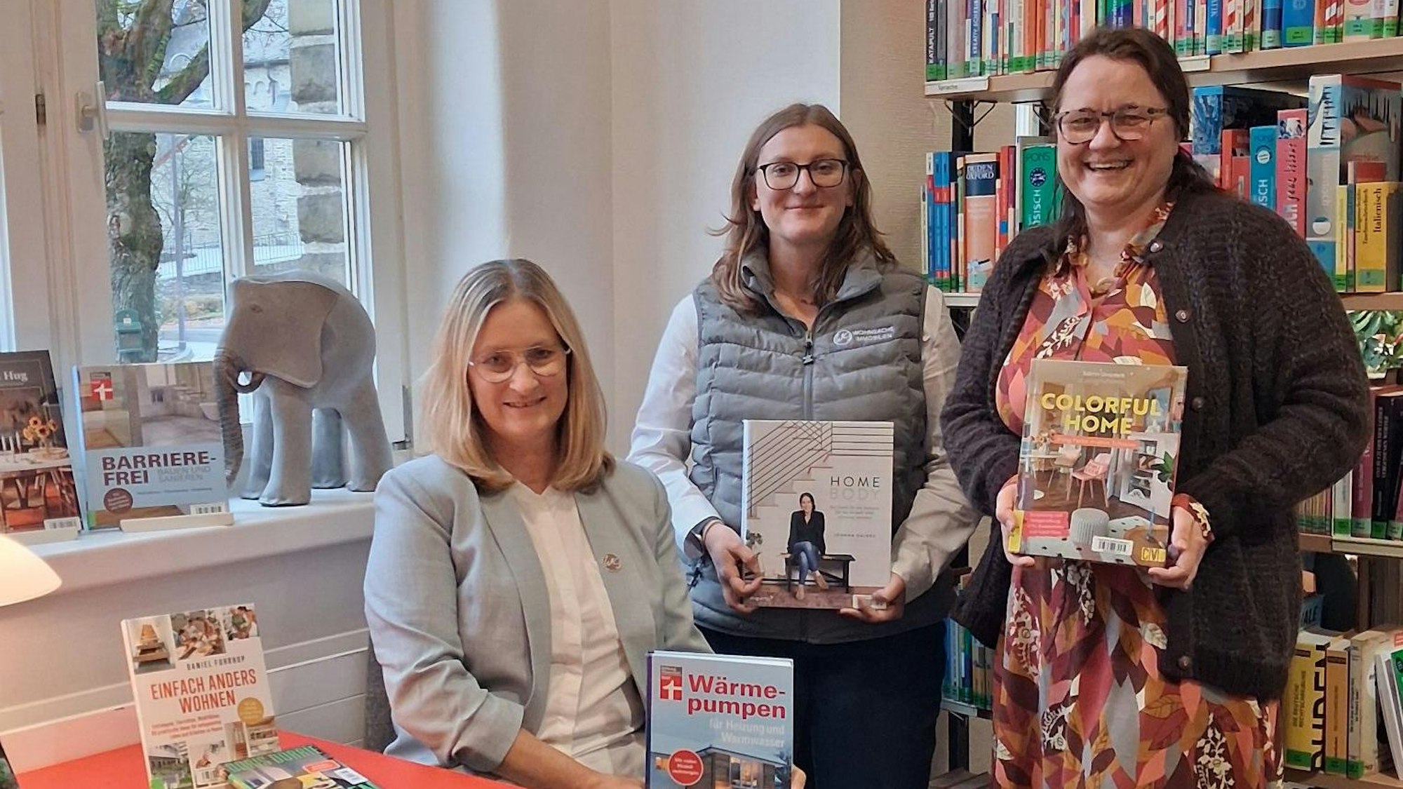 Passend zur Renovierung (v.l.): Bettina Bernhardt und Anne Gluschko von Wohnsache sowie Leiterin Anna Deter präsentieren neue Bücher rund ums Wohnen.
